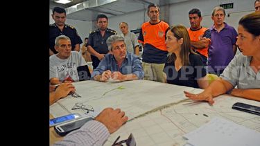 María Eugenia Vidal, junto al intendente Javier Martínez, participó de una de las reuniones del Comité de Crisis. (LA OPINION)