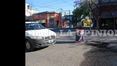 El agua erosionó el asfalto y dio lugar un gran pozo.  (LA OPINION)
