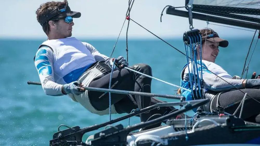 La regatista sampedrina Eugenia Bosco y su compañero de equipo, Mateo Majdalani, volvieron a demostrar su jerarquía internacional al conquistar la medalla de plata en la Clase Nacra 17 del tradicional Trofeo Princesa Sofía, disputado en aguas españolas. La regatista sampedrina Eugenia Bosco y su compañero de equipo, Mateo Majdalani, volvieron a demostrar su jerarquía internacional al conquistar la medalla de plata en la Clase Nacra 17 del tradicional Trofeo Princesa Sofía, disputado en aguas españolas.