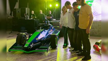 Agustín Pereyra, con sus padres Christian y Nancy, su hermano Juan y el auto que manejará.