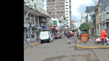 Entre la tarjeta para estacionar y el mal estacionado