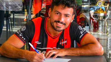Rodrigo Caballuci firmó su contrato y vestirá un año más la camiseta rojinegra. Rodrigo Caballuci firmó su contrato y vestirá un año más la camiseta rojinegra.