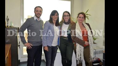 Creimer flanqueada del equipo de la Dirección municipal de la Mujer. (LA OPINION)