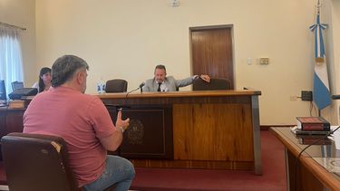 El comerciante declaró que uno de los ladrones empuñaba un arma de fuego y esa cuestión quedó en el debate del juicio oral. El comerciante declaró que uno de los ladrones empuñaba un arma de fuego y esa cuestión quedó en el debate del juicio oral.