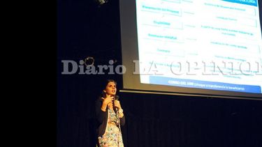 Ana Laura Petrocco, del área de Servicios Agrícolas Provinciales brindó la charla en el Teatro Unión Ferroviaria. (LA OPINION)
