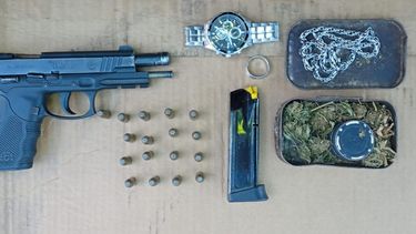 El sujeto aprehendido llevaba en el auto sin documentación una pistola cargada, municiones, marihuana y cocaína. El sujeto aprehendido llevaba en el auto sin documentación una pistola cargada, municiones, marihuana y cocaína.