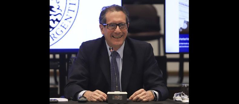 Miguel Angel Pesce informó que se va a prohibir que los no residentes puedan liquidar títulos contra moneda extranjera en los mercados institucionalizados. (NA)