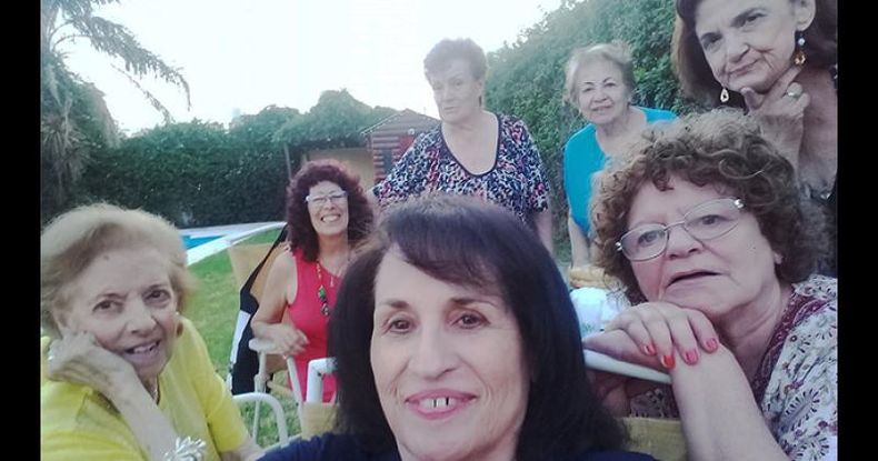 Atrás: María Luisa Posincovich, Norma Deville, Marta Calderón y Cristina Noguera. Adelante: Chaly Cavalitto, Marta Lomelino y Mirta Peralta.
