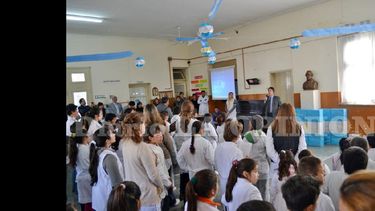 Hoy en el patio cubierto de la Escuela Nº 6, los abogados recordarán al prócer que los identifica: Juan Bautista Alberdi. (ARCHIVO LA OPINION)