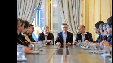 Frigerio, Macri y Dietrich en la cabecera de una de las reuniones con los intendentes, entre ellos Martínez. (CASA DE GOBIERNO)