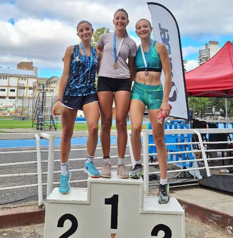 Sara Favre (a la derecha) logró tres podios en el Meeting de Atletismo Rosario 2025. Sara Favre (a la derecha) logró tres podios en el Meeting de Atletismo Rosario 2025.