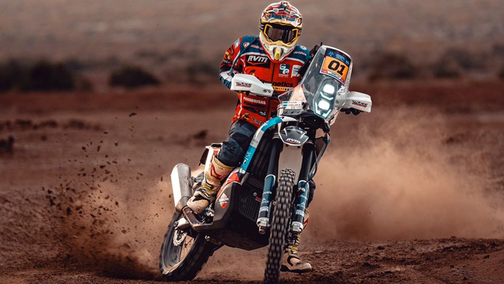 Joaquín Debeljuh derrapando con la RVM Rally 450 R en territorio sanjuanino, donde finalizó séptimo.