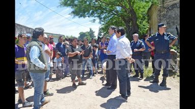 Pablo Mazzei atendió el reclamo de los vecinos que hoy podrían ser recibidos por el intendente. (LA OPINION)