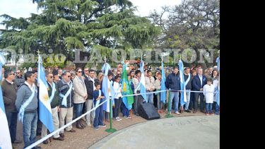 Alumnos y docentes de establecimientos educativos dijeron  presente en la ceremonia oficial. (LA OPINION)