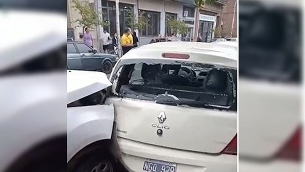 El choque múltiple involucró a tres autos y dos motos en San Nicolás Norte entre avenida Alsina y lagos en la tarde de este jueves. El choque múltiple involucró a tres autos y dos motos en San Nicolás Norte entre avenida Alsina y lagos en la tarde de este jueves.
