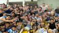 El plantel de Argentino festejando el tricampeonato de la APB junto a sus hinchas. El plantel de Argentino festejando el tricampeonato de la APB junto a sus hinchas.