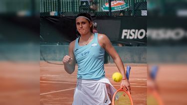 Julia Riera celebra un punto: aportó el triunfo decisivo en el debut de Las Guerreras en Ibagué.