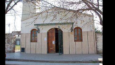 Lunes y martes, a las 19:00, se oficiará misa en el templo de J. J. Valle 1113 del barrio José Hernández. (ARCHIVO LA OPINION)