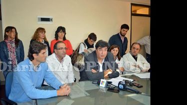 Directivos del nosocomio junto a médicos de guardia hablaron públicamente sobre el caso. (LA OPINION)