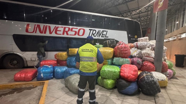 Durante la inspección, se constató que el vehículo trasladaba gran cantidad de bultos y mercadería en los pasillos, obstruyendo la circulación interna y afectando las condiciones mínimas de evacuación ante una eventual emergencia. Durante la inspección, se constató que el vehículo trasladaba gran cantidad de bultos y mercadería en los pasillos, obstruyendo la circulación interna y afectando las condiciones mínimas de evacuación ante una eventual emergencia.