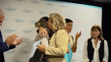 Gianini recibió una distinción especial por su labor y compromiso en el área de inclusión. Durante el acto en la legislatura bonaerense, estuvieron presentes familiares y operarios de la institución para celebrar este logro. Gianini recibió una distinción especial por su labor y compromiso en el área de inclusión. Durante el acto en la legislatura bonaerense, estuvieron presentes familiares y operarios de la institución para celebrar este logro.