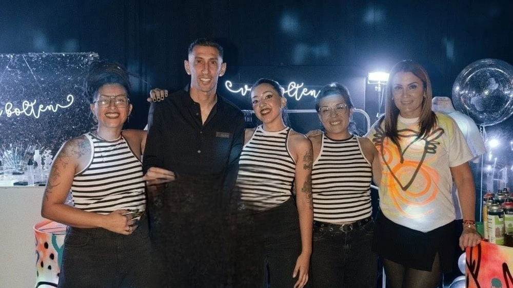 Dos maquilladoras de San Nicolás trabajaron en el cumpleaños número 13 de Mía, la hija de Ángel Di María, en un evento que reunió a familiares y figuras del fútbol argentino. Dos maquilladoras de San Nicolás trabajaron en el cumpleaños número 13 de Mía, la hija de Ángel Di María, en un evento que reunió a familiares y figuras del fútbol argentino.
