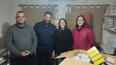 Integrantes de Rotary Club Pergamino entregaron la medicación a las autoridades de la localidad de General Gelly.  