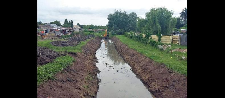Mientras se está trabajando para la relocalización de las familias, hay obras en marcha para mejorar el escurrimiento del agua en Jorge Newbery. (LA OPINION)