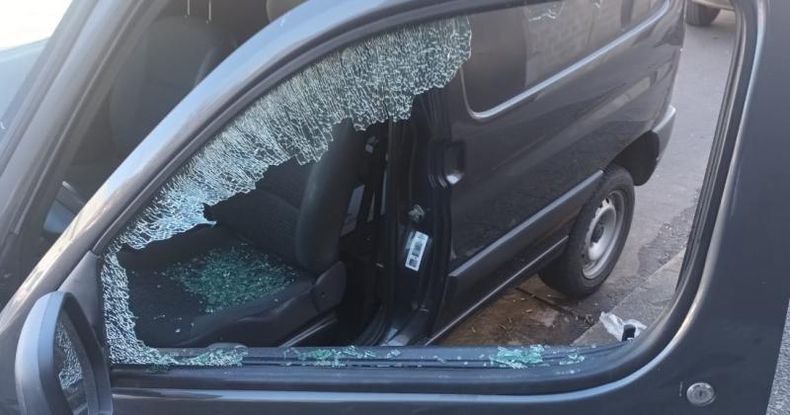El cristal quedó destruido y a la mujer le robaron la computadora necesaria para el trabajo y las pertenencias que guardaba en el volso.