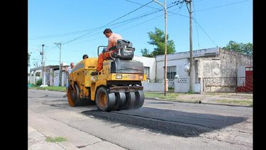 La División Vial de la Cooperativa Eléctrica está haciendo el bacheo en caliente en los diferentes sectores de la ciudad. (LA OPINION)
