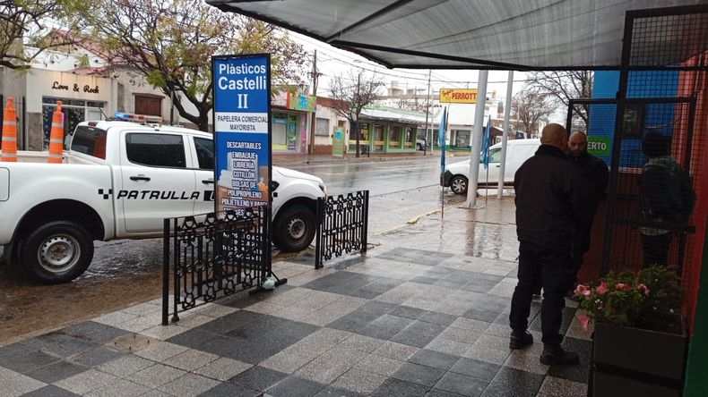 En avenida Juan B. Justo los integrantes de la Patrulla Urbana interceptaron la huida del sujeto tras romper el vidrio del frente de la Defensoría.