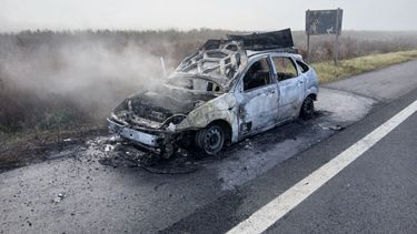 El automóvil Ford Focus se incendió repentinamente en la parte delantera del motor por un desperfecto electro mecánico. El automóvil Ford Focus se incendió repentinamente en la parte delantera del motor por un desperfecto electro mecánico.