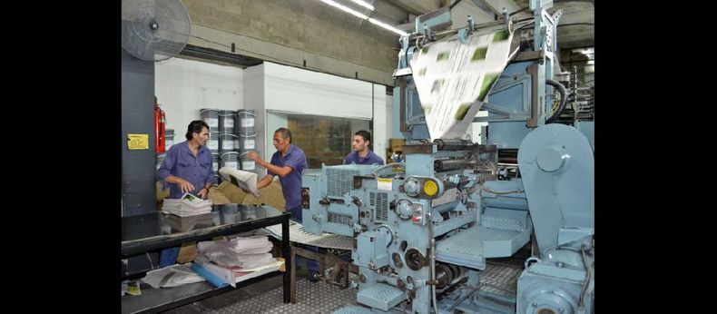 En LA OPINION son los trabajadores gráficos los encargados de la impresión de los ejemplares que llegan a miles de pergaminenses. (LA OPINION)