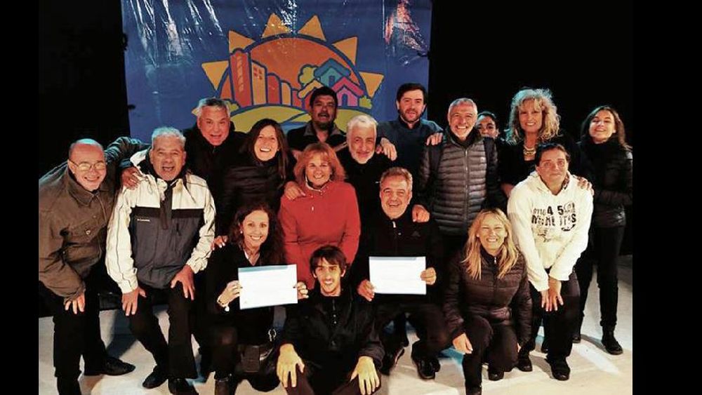La delegación pergaminense festejó en Villa Constitución. Ahora Almagre y Tutti Vocal competirán en Cosquín. (FACEBOOK: ROBERTO LANZILLOTTA)