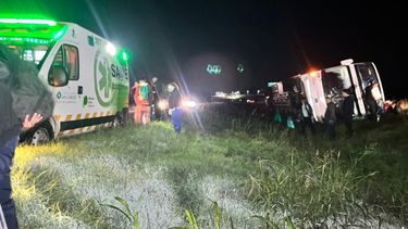 Capitan Sarmiento. El colectivo volcó al despistar hacia la banquina. Capitan Sarmiento. El colectivo volcó al despistar hacia la banquina.