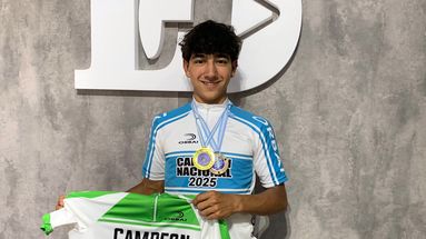 Juliano Almeida con la camiseta de campeón nacional, la de ganador en Chilecito y las medallas.
