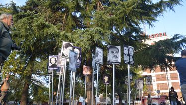 Para recordar los 50 años de la Dictadura, la Asociación por la Memoria convoca a una movilización que tendrá como punto culmine el Arbol de la Plaza 9 de Julio.