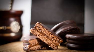 La reconocida plataforma culinaria Taste Atlas lanzó su ranking de las 50 mejores galletitas del mundo, y el alfajor argentino se alzó con el primer puesto. La reconocida plataforma culinaria Taste Atlas lanzó su ranking de las 50 mejores galletitas del mundo, y el alfajor argentino se alzó con el primer puesto.