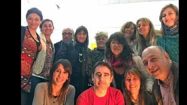 Viñal junto a parte del grupo de trabajo del Instituto Oscar Massota. (LA OPINION)