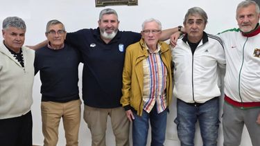 Los homenajeados del Torneo Senior con las autoridades de la Liga Nicoleña de Fútbol. Los homenajeados del Torneo Senior con las autoridades de la Liga Nicoleña de Fútbol.
