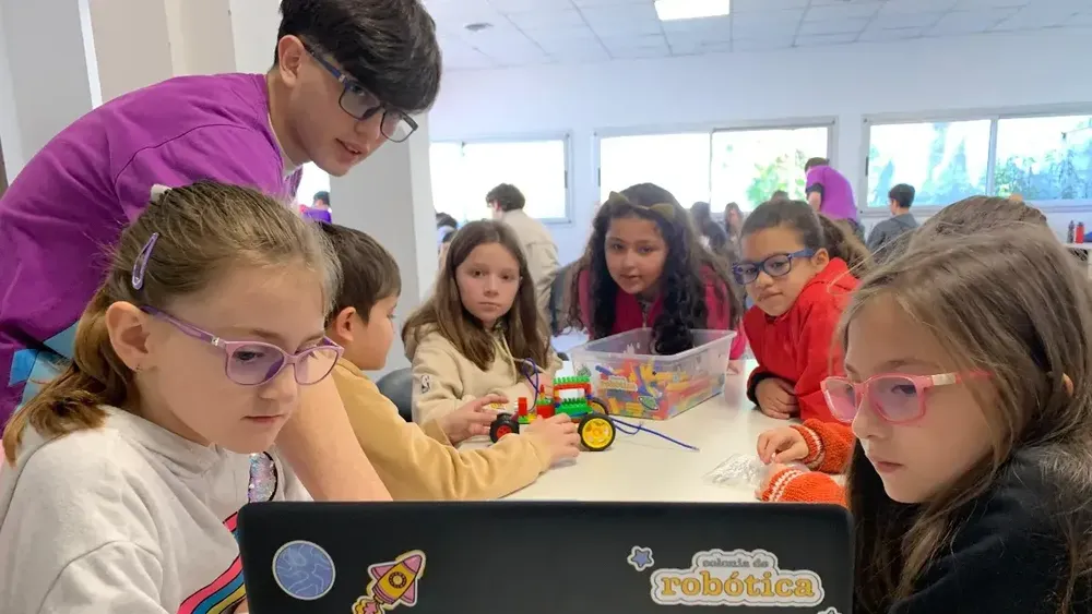 Revolución Digital, programa impulsado por la Municipalidad de San Nicolás, abrió las inscripciones de la nueva edición de su Colonia de Robótica que se realizará durante las vacaciones de invierno con una novedad, los estudiantes pueden elegir el nivel ideal según su experiencia. Revolución Digital, programa impulsado por la Municipalidad de San Nicolás, abrió las inscripciones de la nueva edición de su Colonia de Robótica que se realizará durante las vacaciones de invierno con una novedad, los estudiantes pueden elegir el nivel ideal según su experiencia.