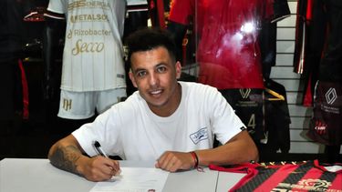 Carlos Arriola firmó en la tarde-noche de este lunes el contrato que lo une a Douglas. Carlos Arriola firmó en la tarde-noche de este lunes el contrato que lo une a Douglas.