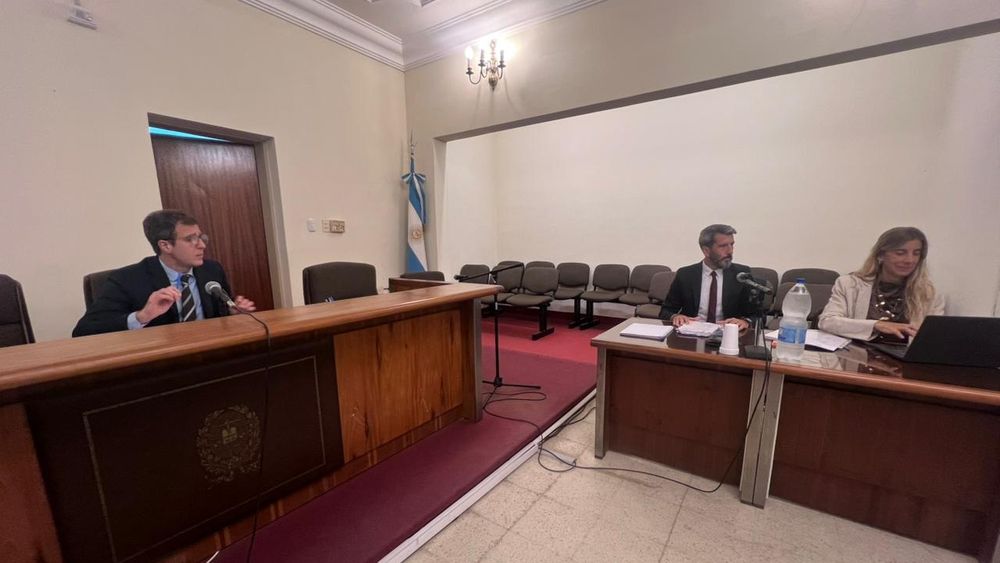 El juicio por jurados es presidido por el juez Ignacio Uthurry y el fiscal Fernando D´Elío encabeza la acusación contra un sujeto denunciado por la hermana. El juicio por jurados es presidido por el juez Ignacio Uthurry y el fiscal Fernando D´Elío encabeza la acusación contra un sujeto denunciado por la hermana.