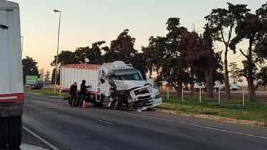 Chocaron un camión y un colectivo y los vehículos quedaron considerablemente dañados. Chocaron un camión y un colectivo y los vehículos quedaron considerablemente dañados.