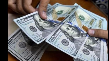 El dólar blue cerró por debajo de los mil pesos. El dólar blue cerró por debajo de los mil pesos.
