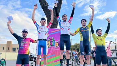 Sebastián Cianci en el primer escalón del podio en Rojas. A su lado, Nahuel Romero (2º).
