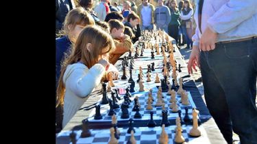 Grandes y chicos disfrutaron de una jornada de ajedrez al aire libre en el Parque España.  (LA OPINION)