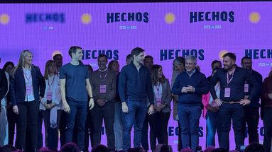 Paula Bustos y Manuel Passaglia (candidatos a diputados), Santiago Passaglia (intendente de San Nicolas), Javier Martínez (intendente de Pergamino) y Román Bouvier (Intendente de Rojas)