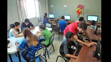 Un importante número de jóvenes participan de las propuestas. (ARCHIVO LA OPINION)