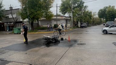 El motociclista terminó hospitalizado tras chocar con un auto en avenida Colón y Florida en la tarde de este miércoles. El motociclista terminó hospitalizado tras chocar con un auto en avenida Colón y Florida en la tarde de este miércoles.